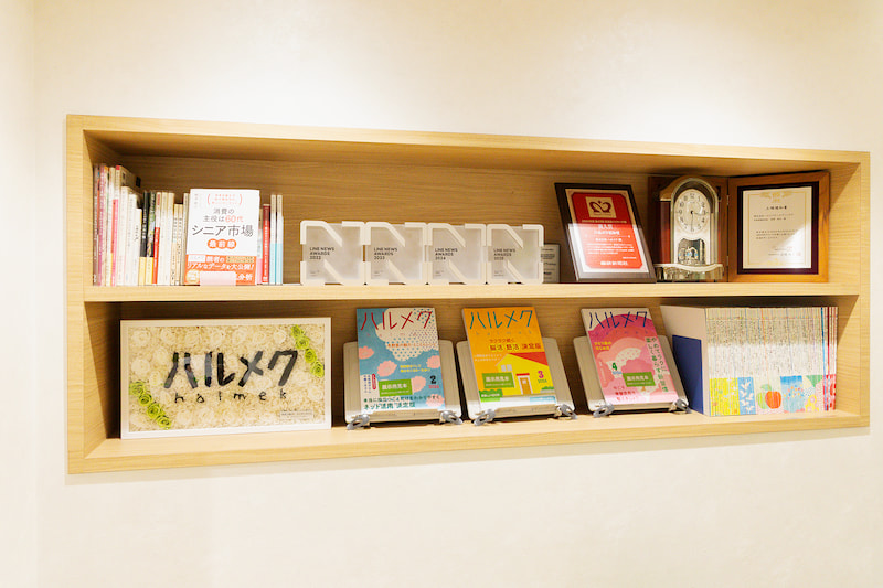 market_native's tweet photo. ＼本日の新着記事／

編集長・山岡朝子に聞く「雑誌市場が縮小する中で、なぜ『ハルメク』は成長を続けられるのか」

国内の雑誌販売部数No.1を誇る『ハルメク』。

その実績を支える顧客理解の仕組みや、”憑依型”マーケティングの実像、目指す未来について伺いました。

記事はリプ欄からどうぞ。 https://t.co/zuuQ91sQu3