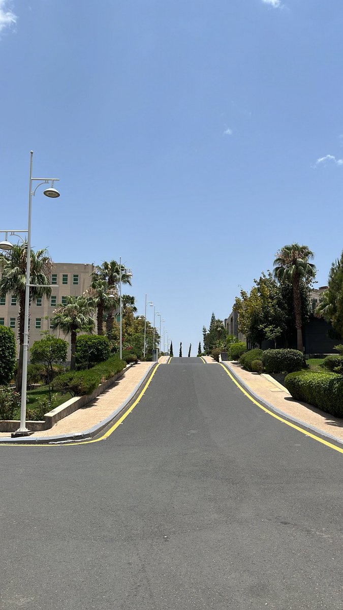Jana_SLP's tweet photo. اخر يوم قبل الفاينل 
نظره حزينه وداعيه لكل زاويه بالجامعه 🥲
مكان رغم كل الصعوبه اللي واجهتها فيه كنت دائماً احس بالانتماء https://t.co/h4n0vg8DZB