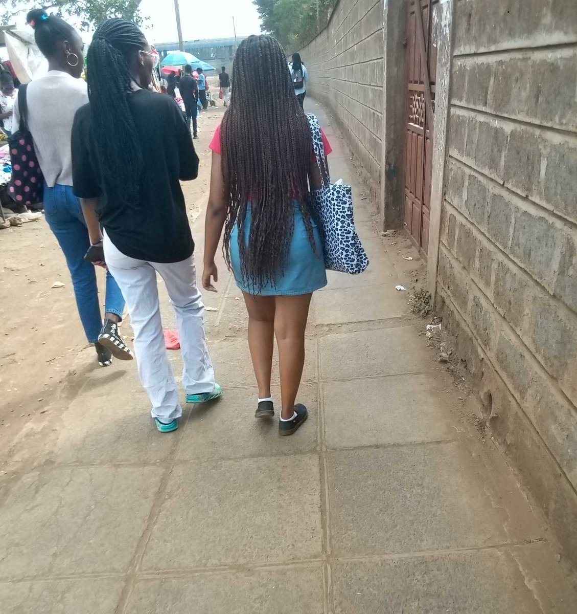 Griz_zly8's tweet photo. leteni izo pickup lines ni bag uyu mwenye akona thick thighs 😂 https://t.co/tJqqZg2kc1