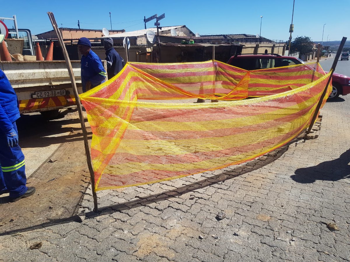 City_Ekurhuleni's tweet photo. ✅ Multiple road maintenance activities in Brenthurst, #Brakpan
✅ Road works on Eighth Avenue, #ZonkeIzizwe
✅ Ongoing road marking repairs in Rockville, #Tsakane
We remain committed to safer roads and improved service delivery for all residents. https://t.co/Jt7vI7MZAv