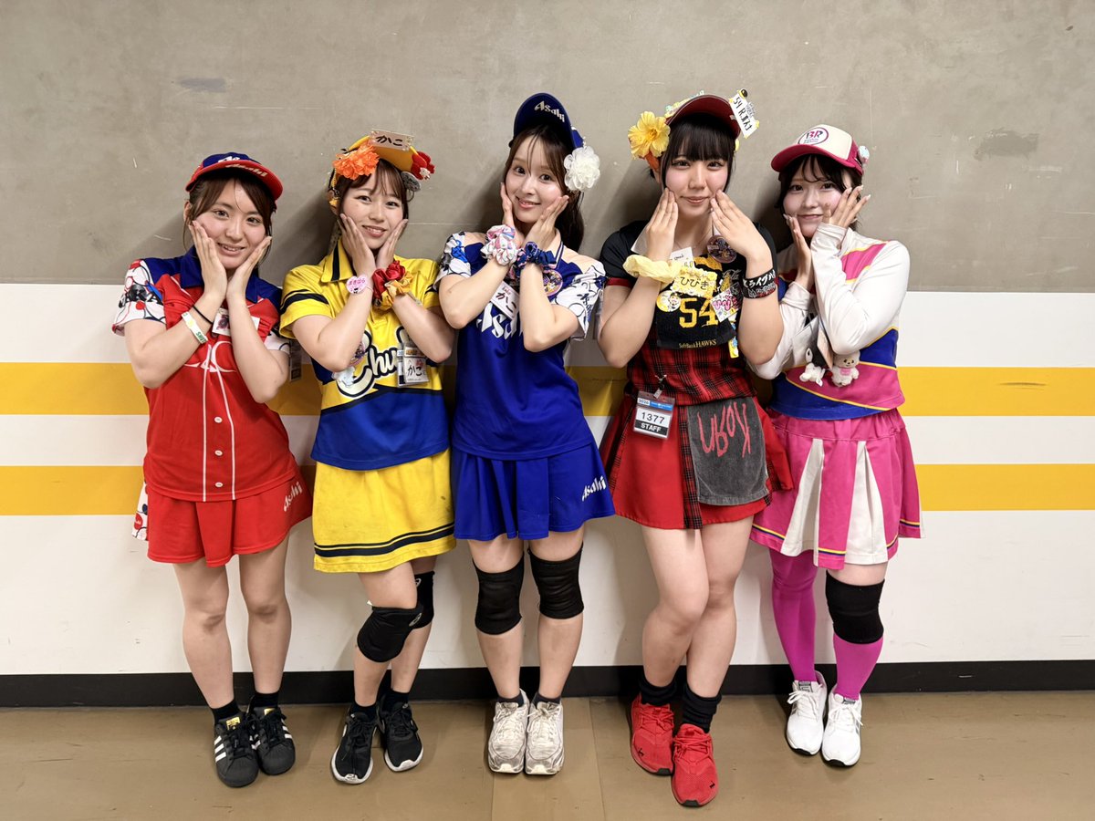 sbh_dome's tweet photo. ◤ #売り子デー 2日目◢

販売数対決で3位に輝いた
5人の売り子さん👏

#みずほPayPayドーム #sbhawks https://t.co/LmRM5wYARK
