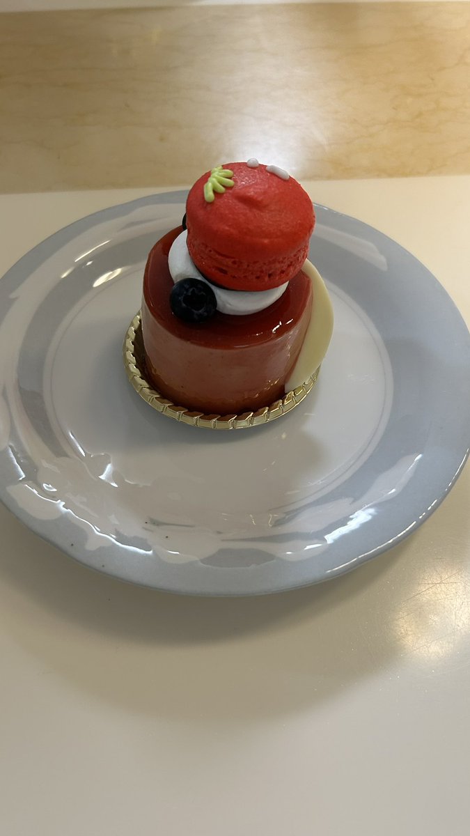 haruchin_rapi's tweet photo. 56歳になった😇
母の日にケーキを買ってきてくれたばかりなのにまたケーキを買ってきてくれた😭 https://t.co/lwjSgH813g