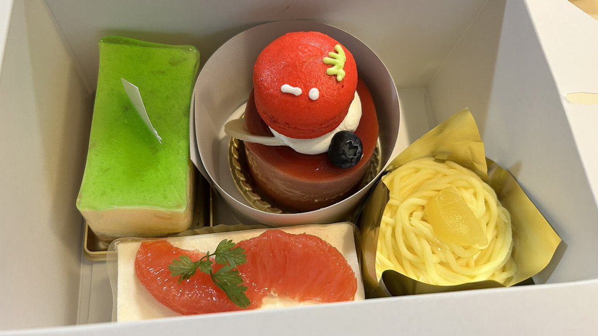 haruchin_rapi's tweet photo. 56歳になった😇
母の日にケーキを買ってきてくれたばかりなのにまたケーキを買ってきてくれた😭 https://t.co/lwjSgH813g