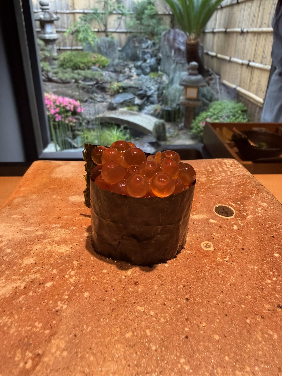 SeburinaZ's tweet photo. 今日は妻と京都に行って立ち食いの寿司に行ってきました。江戸っ子はせっかちなので立って寿司を食ってたらしいです。珍しい体験かなと思ったけどそういう店も増えてるとか。 https://t.co/sVGLYzKJgM