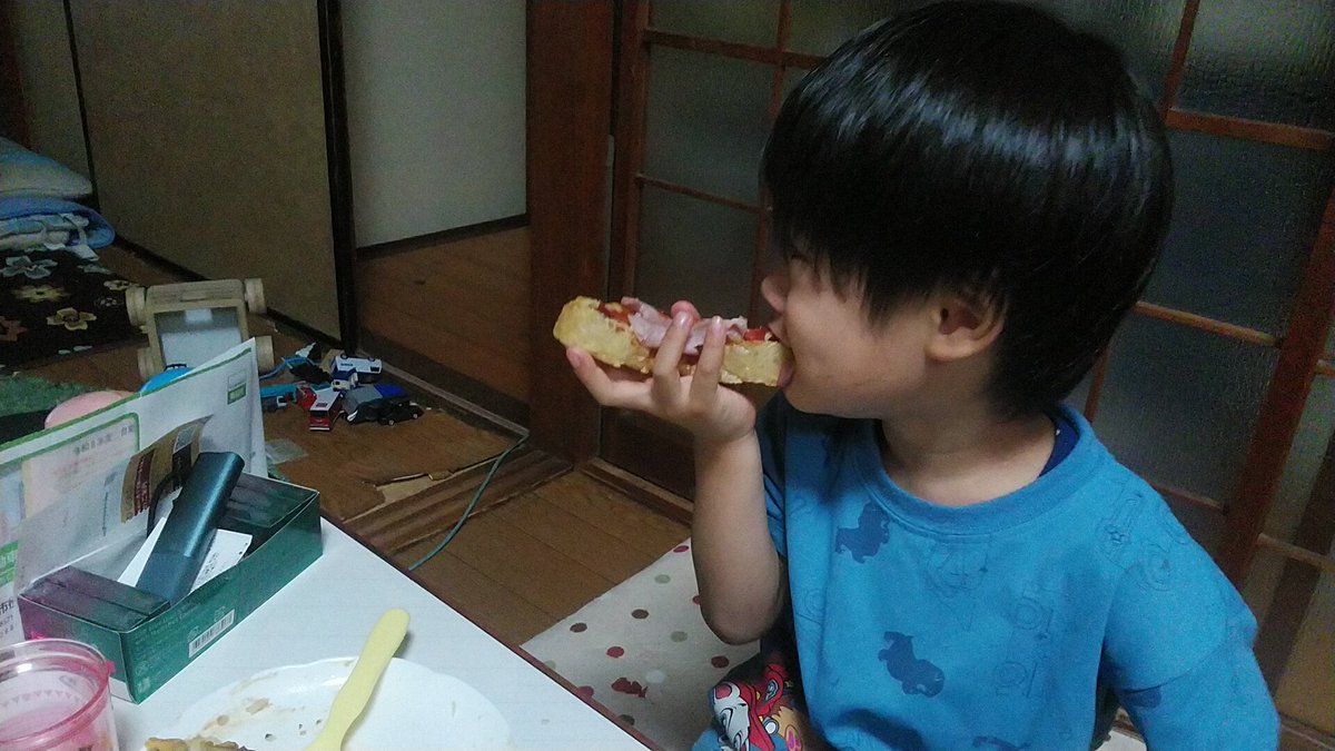 CB1000e's tweet photo. ぼけあげ、生ハム、フルーツトマト　にケチャップにチーズ　
孫が止まらないW　食え食え、又買ってくらーよ https://t.co/dpzpf4ZaGe