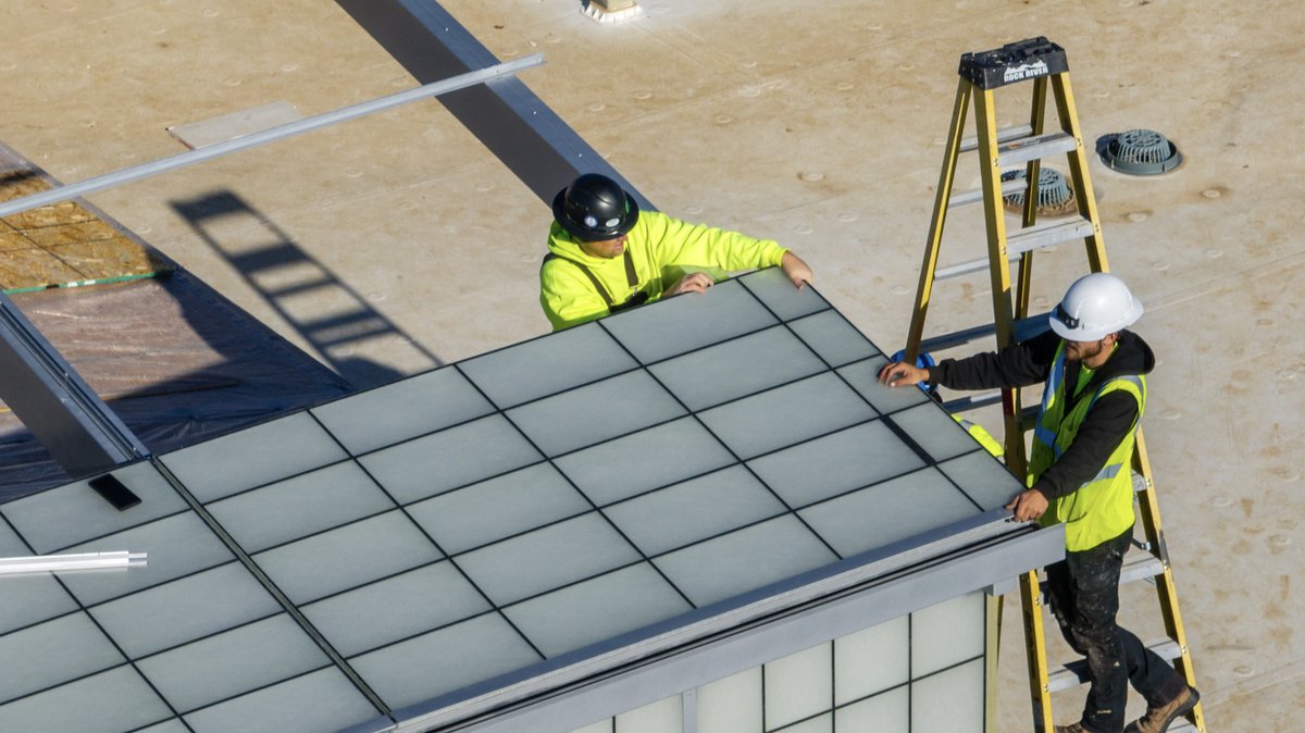 SGHconcepts's tweet photo. Product Spotlight: Daylighting Atrium &amp; Ridge Roof Skylight Systems

Our new SGH Concepts facility in Omaha has a large @Kalwall skylight system above the atrium, supported by Structures Unlimited, LLC aluminum box beam framing, this skylight system allows for expansive openings. https://t.co/mDP2cFi0al