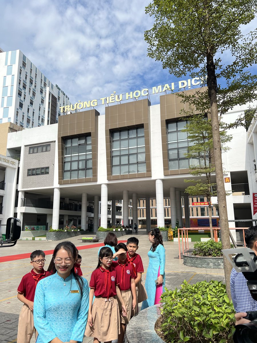 Rusmini23's tweet photo. Berpeluang melawat sebuah sekolah kerajaan di Hanoi, Vietnam pada 13 Mei 2026. Mai Dich Primary School merupakan sekolah kerajaan yang telah diperluaskan pada tahun 2024. Semua sesi persekolahan di Vietnam bermula pada pukul 8 pagi dan berakhir pada pukul 4 petang. https://t.co/r4wXHnKhLQ