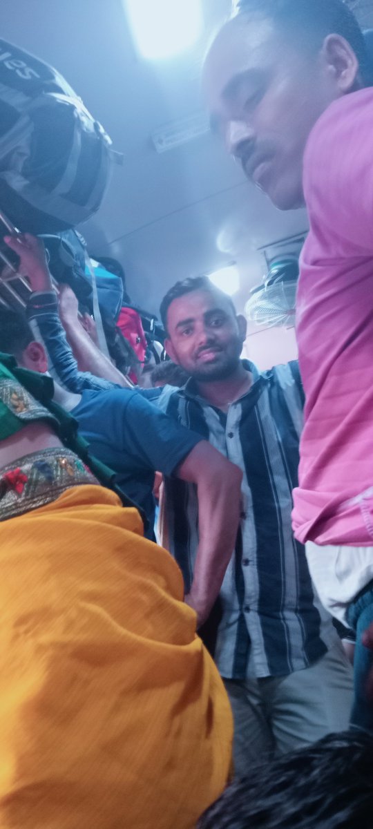 Vanshu7634's tweet photo. बिहारियों का यही औकात है। विकसित भारत का सपना दिखाने  वाले निकम्मी सरकार बिहार के वैशाखी के सहारे ही सत्ता पर विराजवान है लेकिन फिर भी हम सभी को जानवरों की तरह जनरल डिब्बा में ठूंस ठूंस के आना पड़ता है ऐसी व्यवस्था पर थूकता हूं.।
छी!छी.#रेलवे #बिहार #बीजेपी #ट्रेन @RailMinIndia https://t.co/LV0boL5AGp