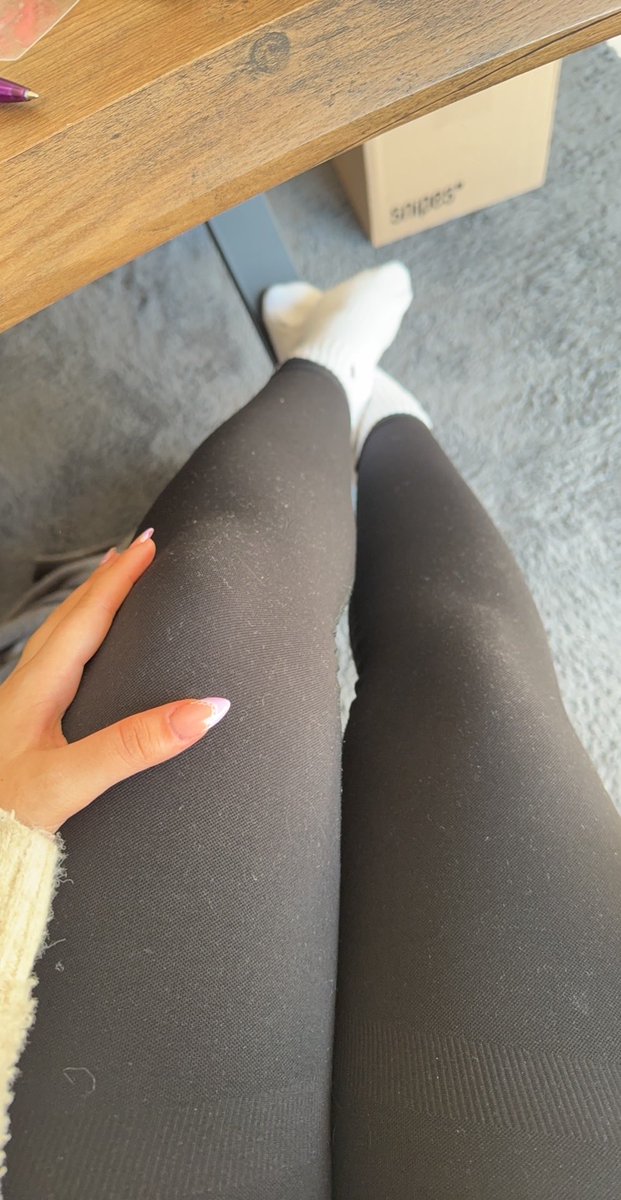 alinebohmer's tweet photo. Viel zu lange musstet ihr auf ein Bild von mir warten 🤭 #socken #feetfetısh #feetdomination #domination #herrin #sklave #slave https://t.co/HC9pblAFVe