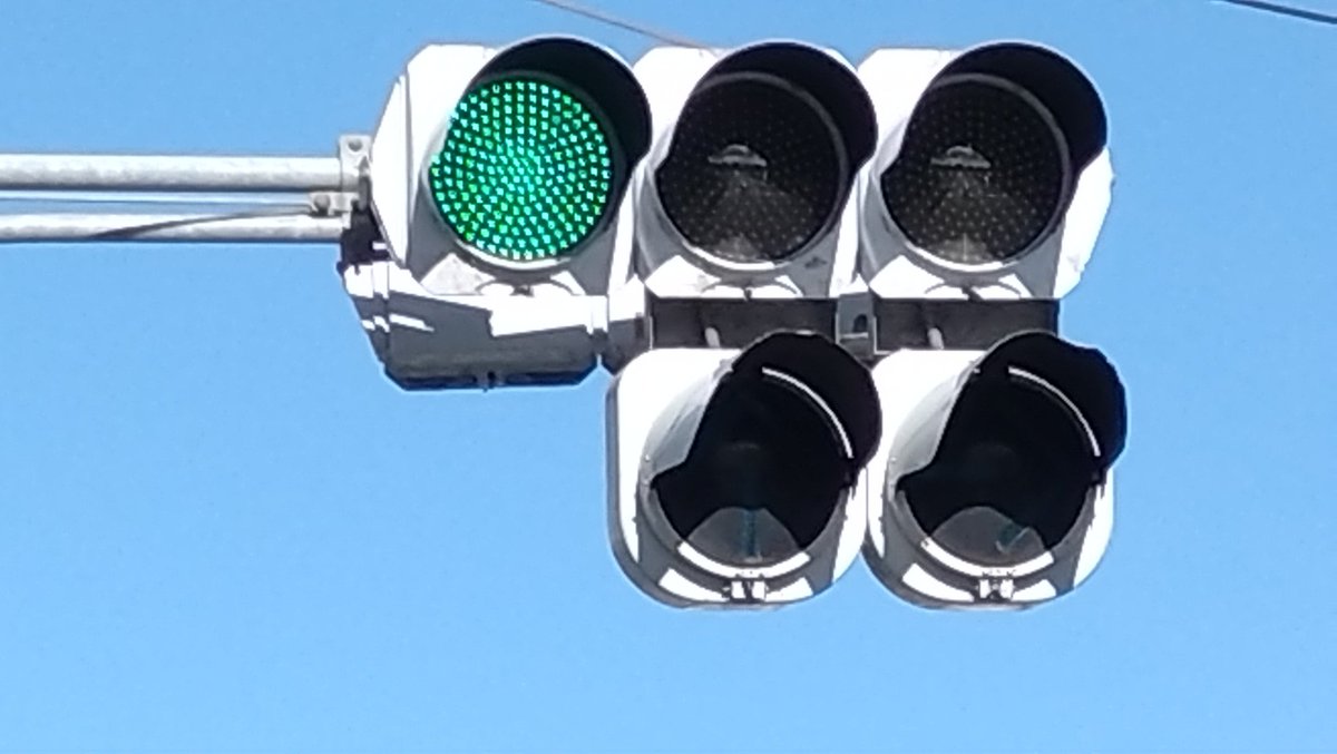 この交差点の車両用信号は、3灯式は全て日本信号の薄型第1世代 素子式