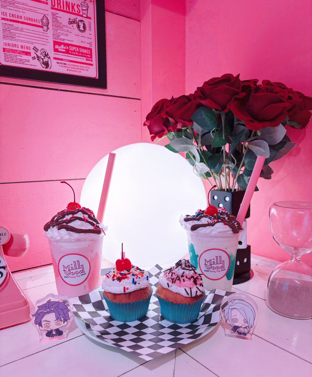 Mill Wood Bakery Shop 🧁🎀 カラフルなカップケーキとミルクシェイク