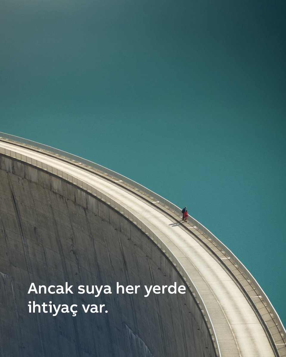 ABBTurkiye's tweet photo. Suya erişim, yalnızca kaynakla değil; doğru enerjiyle mümkündür.

ABB olarak güneş enerjisiyle çalışan sürücü çözümlerimizle, elektrik altyapısının sınırlı olduğu bölgelerde su pompalarını şebekeden bağımsız şekilde çalıştırıyoruz. Güneşten alınan enerji, doğrudan pompaya aktarılır ve suyun taşınması ile dağıtımı kesintisiz hale gelir.

Enerji verimliliği, düşük bakım ihtiyacı ve optimize edilmiş operasyonlarla su sistemlerinin daha sürdürülebilir ve bağımsız çalışmasına katkı sağlıyoruz.
Çünkü doğru enerjiyle yönetilen her sistem, suya erişimi mümkün kılar. 

#ABB #SolarDrives #WaterSolutions #EngineeredtoOutrun
