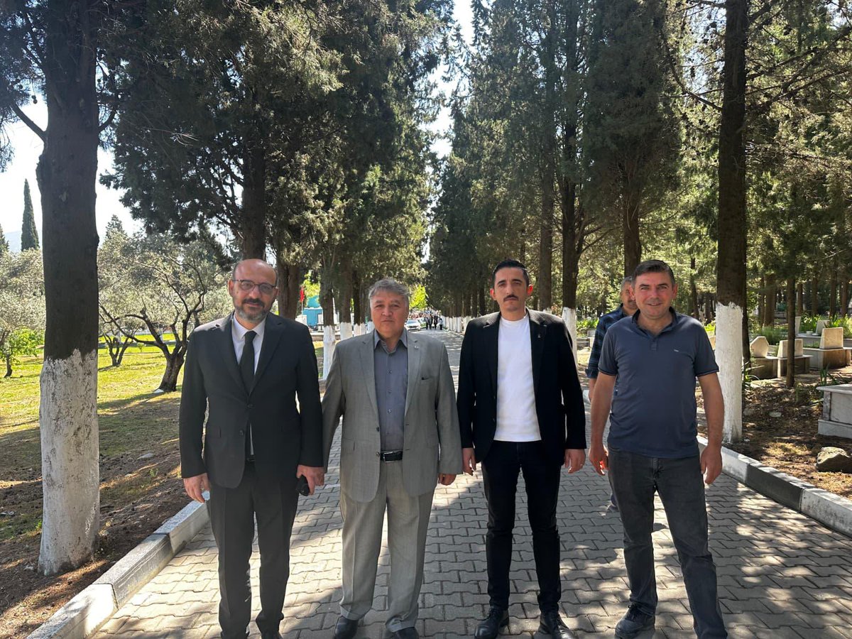 manisaakparti's tweet photo. 📍Soma

AK Parti Manisa İl Başkan vekilimiz Sn. Fatih Yıldız, Soma İlçe Başkanımız Ali Sezer ve teşkilat mensuplarımız Soma ilçemizde 301 madencimizi rahmet, minnet ve dualarla andı. 

AK Parti Manisa ailesi olarak Şehitlerimize Allah’tan rahmet, ailelerimize sabırlar diliyoruz. https://t.co/8ReAUgWceR