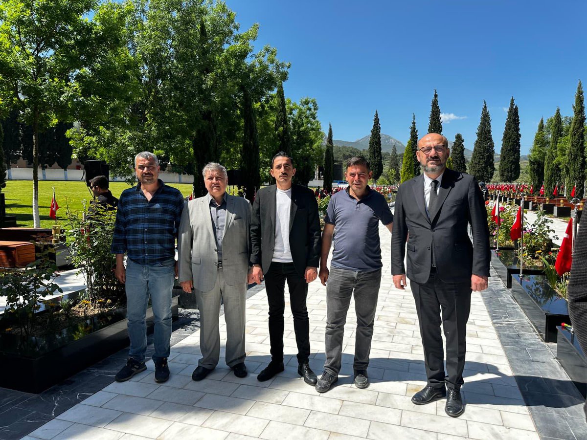 manisaakparti's tweet photo. 📍Soma

AK Parti Manisa İl Başkan vekilimiz Sn. Fatih Yıldız, Soma İlçe Başkanımız Ali Sezer ve teşkilat mensuplarımız Soma ilçemizde 301 madencimizi rahmet, minnet ve dualarla andı. 

AK Parti Manisa ailesi olarak Şehitlerimize Allah’tan rahmet, ailelerimize sabırlar diliyoruz. https://t.co/8ReAUgWceR