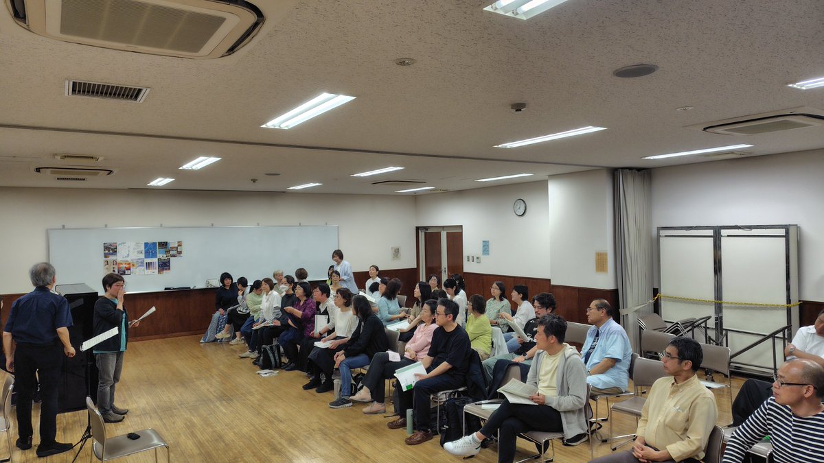 Shimin_Choir's tweet photo. 【定期練習】
今日は清水先生の指揮で、Five Flowers Songsの2番と、ティオの夜の旅のⅣローラビーチを練習しました。
今日も熱い先生の指導で音楽の表現で強弱の他に、声の質を変えることなど、色々な事を駆使していく事が中心の内容で、1回1回歌うとき、音楽の表現でも先生と対話している感じでした https://t.co/hwij9zSU0O