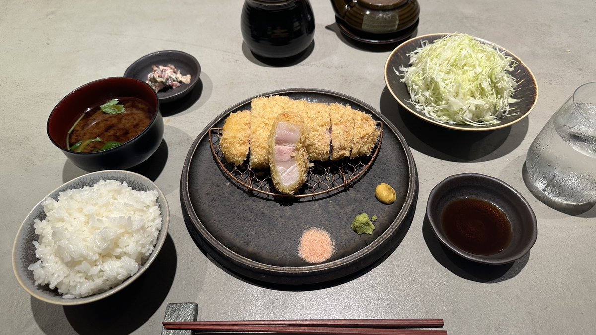Lemonn_411's tweet photo. 上野 東京とんかつがぶう
LYB豚 特上ロース

TVで知ったとんかつ百名店🐷
希少銘柄のLYB豚（ルイビ豚)
こだわりの低温調理で仕上げられた断面は、うっすらピンク色で芸術的な美しさ💮
一口食べると、とろける脂の甘みが口いっぱいに広がった‼️
重たさが全くなくて、最後までノンストップで完食
ごち🙋‍♂️ https://t.co/ufs9P6PrxS