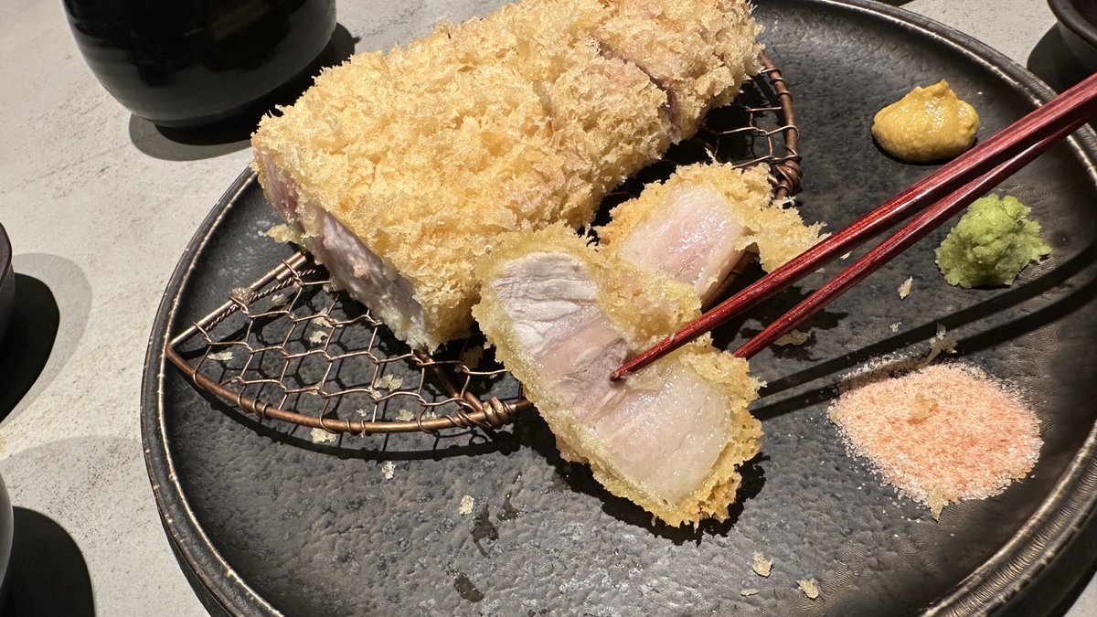 Lemonn_411's tweet photo. 上野 東京とんかつがぶう
LYB豚 特上ロース

TVで知ったとんかつ百名店🐷
希少銘柄のLYB豚（ルイビ豚)
こだわりの低温調理で仕上げられた断面は、うっすらピンク色で芸術的な美しさ💮
一口食べると、とろける脂の甘みが口いっぱいに広がった‼️
重たさが全くなくて、最後までノンストップで完食
ごち🙋‍♂️ https://t.co/ufs9P6PrxS
