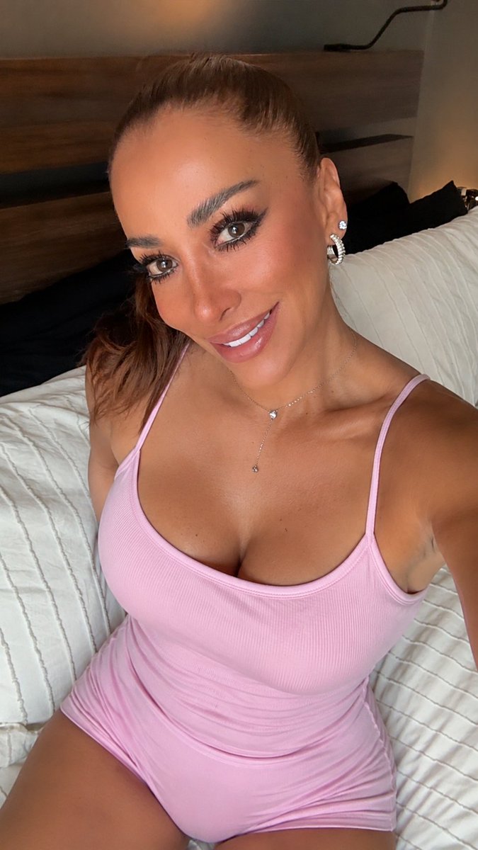 ZulmaLancheros's tweet photo. Cute enough to distract you… confident enough to keep you staring.
#PinkVibes #SoftGirl #PrettySmile #FeminineEnergy #Curves #SweetAndSexy #BodyConfidence #CuteButDangerous #SelfieMood #GorgeousWoman #ConfidentWoman #SoftSeduction #NaturalBeauty #LateNightVibes #InYourThoughts https://t.co/s9BdQ9ioms