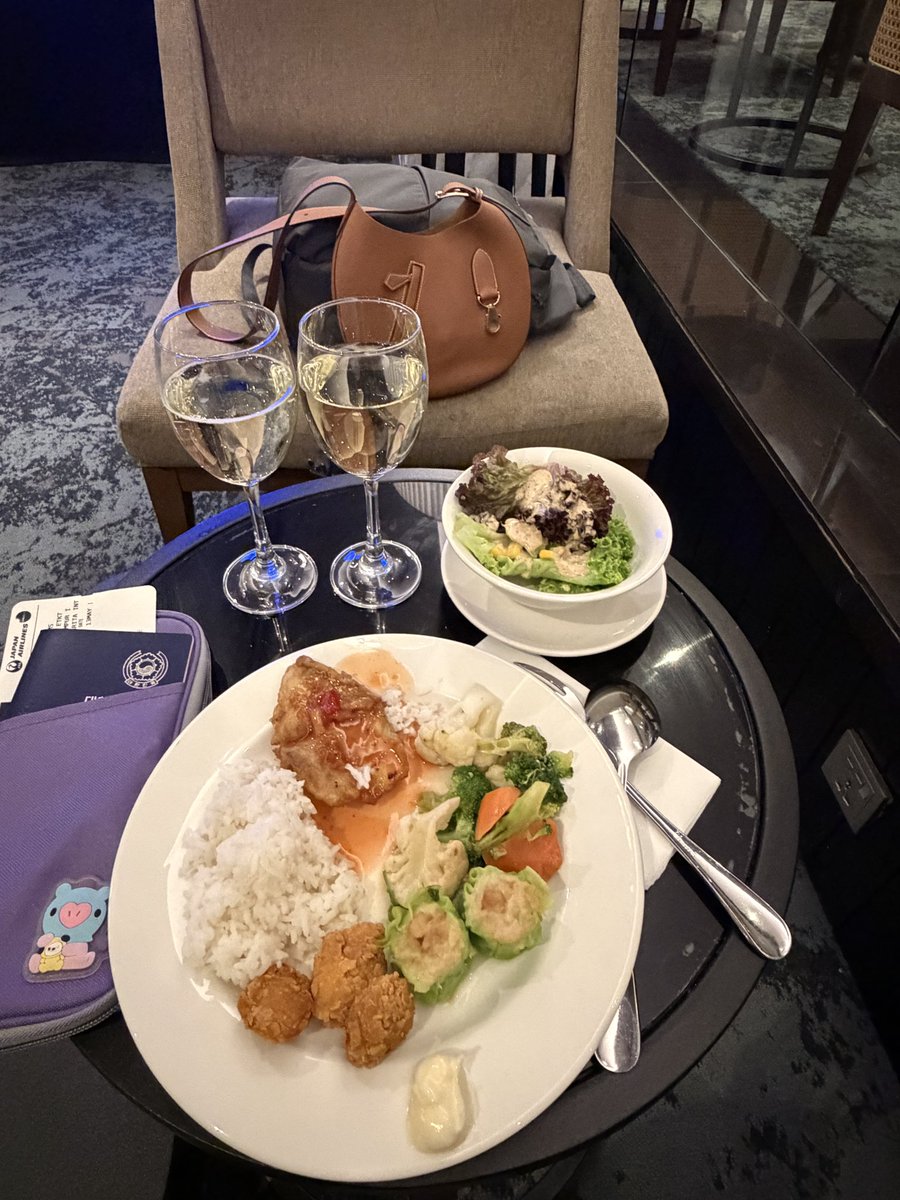 sonata950's tweet photo. 一時帰国します。
今回のラウンジご飯🍸🍱 https://t.co/raCABM1Hmr