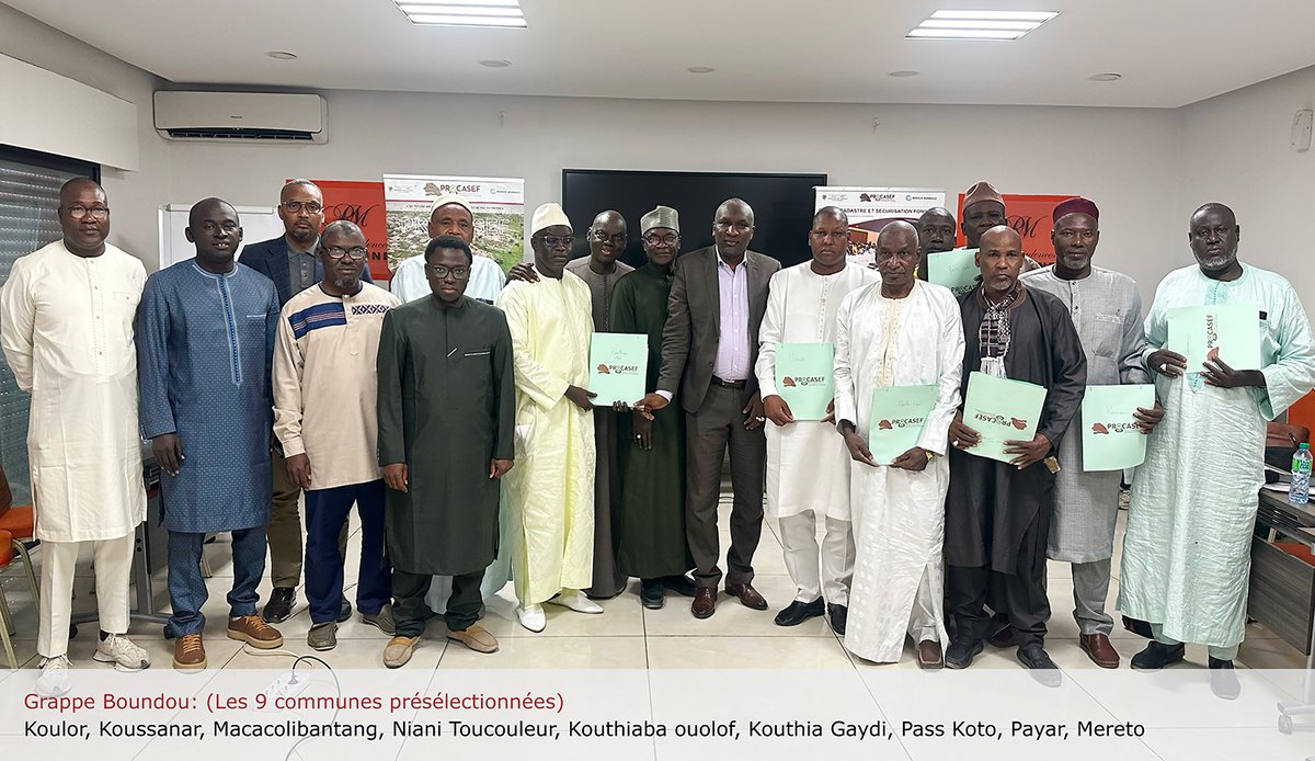 procasef's tweet photo. 🔔 Financement additionnel du PROCASEF : des rencontres d’information avec 60 communes présélectionnées pour consolider la sécurisation foncière au Sénégal
---
👉 Dakar, 04 au 12 mai 2026 – Le Projet Cadastre et Sécurisation Foncière (#PROCASEF) a organisé des rencontres d’information et d’échanges avec les maires des nouvelles communes présélectionnées dans le cadre de la mise en œuvre du financement additionnel du projet prévu pour la période juillet 2026 – janvier 2029.

👉 Ces concertations ont permis de partager avec les maires et représentants des collectivités territoriales les orientations stratégiques de cette nouvelle phase, les engagements attendus des communes ainsi que les innovations portées par le PROCASEF en matière de gouvernance et de sécurisation foncière.

📍Des résultats jugés probants à l’issue de la première phase

Prévue pour s’achever en juillet 2026, la première phase du PROCASEF a enregistré des résultats significatifs dépassant les objectifs initiaux du projet. À ce jour, le projet a réalisé (statistiques de mars 2026) :

- 742 538 parcelles levées sur un objectif de 590 000 ;
- 583 052 parcelles dotées d’un NICAD ;
- 501 423 parcelles délibérées ;
- 356 896 parcelles approuvées.

📍À ces performances s’ajoutent plusieurs réalisations structurantes, notamment :

- la construction de 128 bureaux fonciers équipés en mobiliers et dotés d’un Système d’Information Foncière Communal (SIFCOM) ;
- la réhabilitation et la modernisation du réseau géodésique national avec l’installation de 16 nouvelles stations CORS ;
l’acquisition d’images satellitaires à haute résolution, soit 5 cm en milieu urbain et 30 cm en milieu rural ;
- le renforcement des capacités de ressources humaines avec la formation de 410 jeunes, dont 145 agents fonciers, ainsi que la capacitation de 585 autorités administratives et agents des services techniques.

📍Un financement additionnel de 40 millions de dollars

Au regard des résultats obtenus, la Banque mondiale a donné son accord pour une extension du projet, à la suite d’une requête formulée par l’État du Sénégal qui a estimé nécessaire de poursuivre les efforts engagés dans le secteur foncier.
À l’issue des négociations, les deux parties ont approuvé un financement additionnel de 40 millions de dollars destiné à accompagner la seconde phase du projet.

Dans ce cadre, 60 nouvelles communes, dont 9 communes issues du Projet de Développement Inclusif et Durable de l’Agribusiness au Sénégal (PDIDAS), ont été présélectionnées par un comité de travail ayant intégré l’Association des maires du Sénégal (AMS), sur la base de critères définis de manière consensuelle. Une démarche similaire avait été adoptée lors de la première phase qui avait permis la présélection de 138 communes.
...
Lire la suite : https://t.co/9l4iIvU8uk
---
📌 Plus d'infos sur : https://t.co/gJ8p0Y7BzP 
#procasef 
#AMS
#Nicad
#BanqueMondiale
#securisationfonciere 
#fonciersenegal 
#cadastre