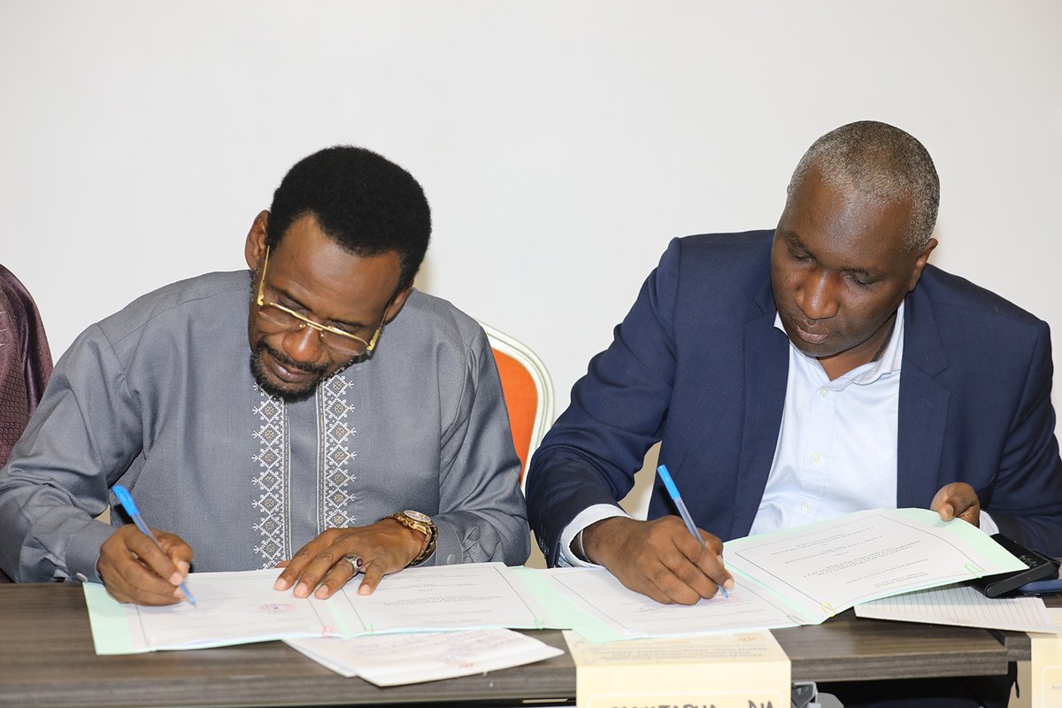 procasef's tweet photo. 🔔 Financement additionnel du PROCASEF : des rencontres d’information avec 60 communes présélectionnées pour consolider la sécurisation foncière au Sénégal
---
👉 Dakar, 04 au 12 mai 2026 – Le Projet Cadastre et Sécurisation Foncière (#PROCASEF) a organisé des rencontres d’information et d’échanges avec les maires des nouvelles communes présélectionnées dans le cadre de la mise en œuvre du financement additionnel du projet prévu pour la période juillet 2026 – janvier 2029.

👉 Ces concertations ont permis de partager avec les maires et représentants des collectivités territoriales les orientations stratégiques de cette nouvelle phase, les engagements attendus des communes ainsi que les innovations portées par le PROCASEF en matière de gouvernance et de sécurisation foncière.

📍Des résultats jugés probants à l’issue de la première phase

Prévue pour s’achever en juillet 2026, la première phase du PROCASEF a enregistré des résultats significatifs dépassant les objectifs initiaux du projet. À ce jour, le projet a réalisé (statistiques de mars 2026) :

- 742 538 parcelles levées sur un objectif de 590 000 ;
- 583 052 parcelles dotées d’un NICAD ;
- 501 423 parcelles délibérées ;
- 356 896 parcelles approuvées.

📍À ces performances s’ajoutent plusieurs réalisations structurantes, notamment :

- la construction de 128 bureaux fonciers équipés en mobiliers et dotés d’un Système d’Information Foncière Communal (SIFCOM) ;
- la réhabilitation et la modernisation du réseau géodésique national avec l’installation de 16 nouvelles stations CORS ;
l’acquisition d’images satellitaires à haute résolution, soit 5 cm en milieu urbain et 30 cm en milieu rural ;
- le renforcement des capacités de ressources humaines avec la formation de 410 jeunes, dont 145 agents fonciers, ainsi que la capacitation de 585 autorités administratives et agents des services techniques.

📍Un financement additionnel de 40 millions de dollars

Au regard des résultats obtenus, la Banque mondiale a donné son accord pour une extension du projet, à la suite d’une requête formulée par l’État du Sénégal qui a estimé nécessaire de poursuivre les efforts engagés dans le secteur foncier.
À l’issue des négociations, les deux parties ont approuvé un financement additionnel de 40 millions de dollars destiné à accompagner la seconde phase du projet.

Dans ce cadre, 60 nouvelles communes, dont 9 communes issues du Projet de Développement Inclusif et Durable de l’Agribusiness au Sénégal (PDIDAS), ont été présélectionnées par un comité de travail ayant intégré l’Association des maires du Sénégal (AMS), sur la base de critères définis de manière consensuelle. Une démarche similaire avait été adoptée lors de la première phase qui avait permis la présélection de 138 communes.
...
Lire la suite : https://t.co/9l4iIvU8uk
---
📌 Plus d'infos sur : https://t.co/gJ8p0Y7BzP 
#procasef 
#AMS
#Nicad
#BanqueMondiale
#securisationfonciere 
#fonciersenegal 
#cadastre