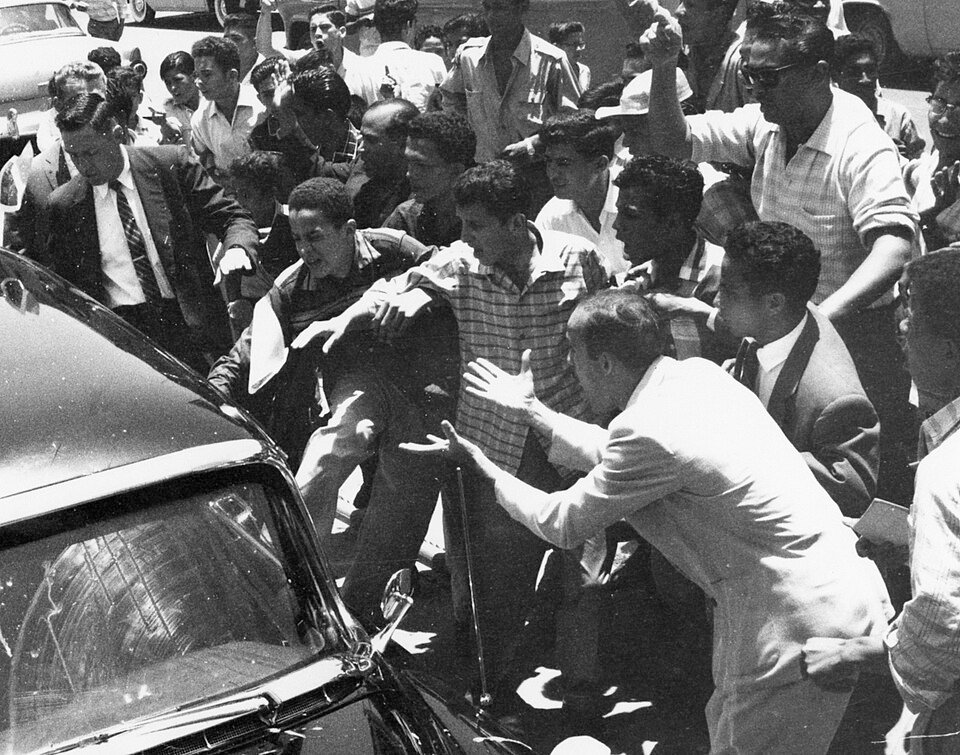 Vzla_Inmortal's tweet photo. #13May 1958 | Un grupo de manifestantes ataca el coche dónde se encontraba Vicepresidente Richard Nixon en Caracas; el cual fue considerado "el ataque más violento jamás perpetrado contra un alto funcionario estadounidense en suelo extranjero". https://t.co/maufwjlWGH