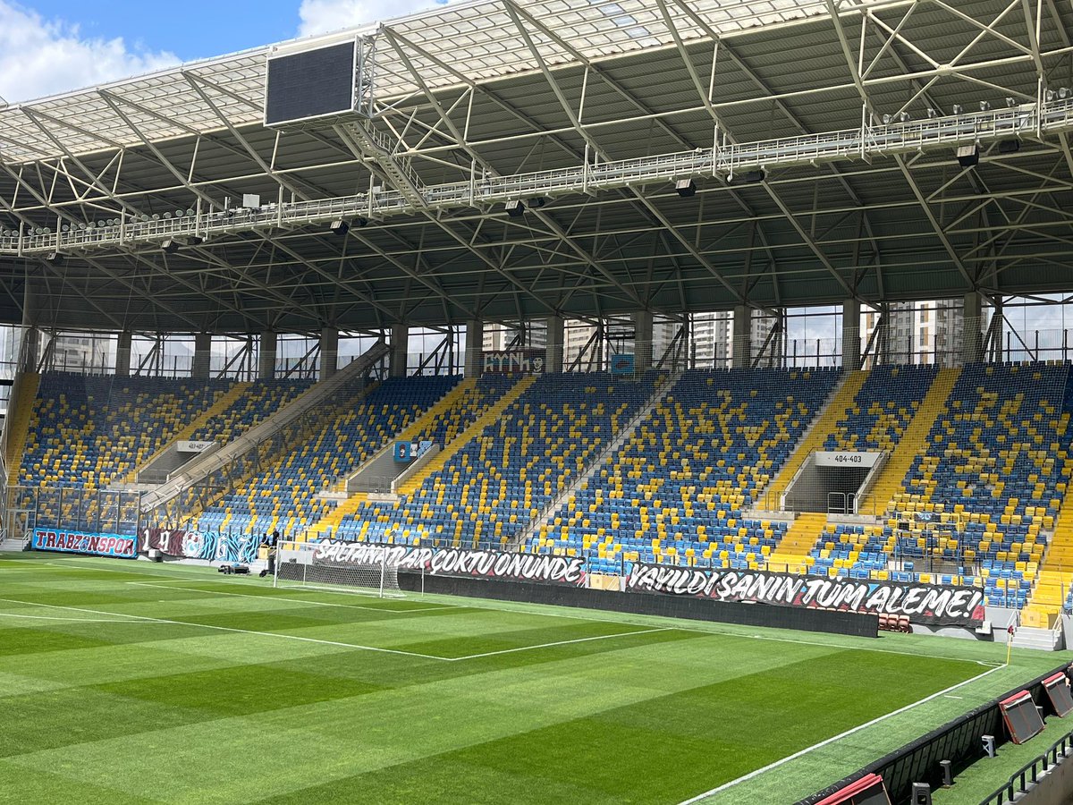 uniggankaraa's tweet photo. Ankara’da Trabzonspor tribünleri maça hazır! https://t.co/yMeESzlP3u