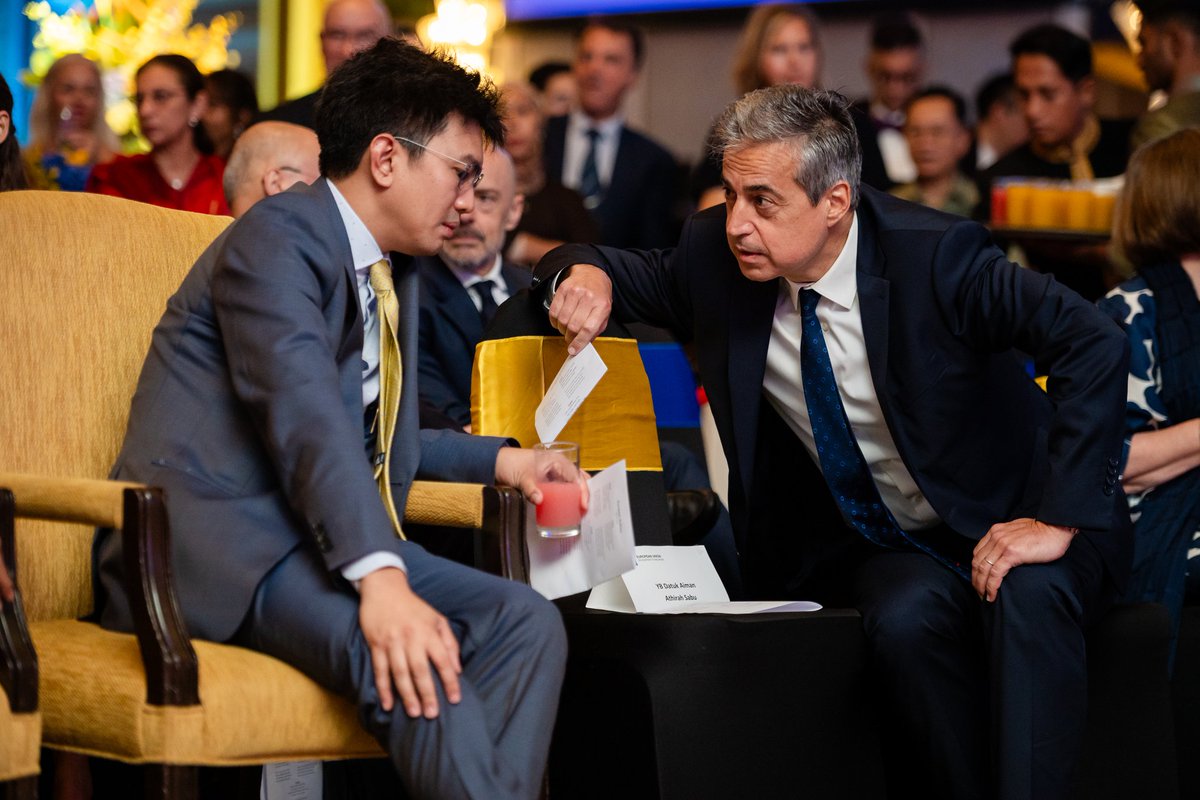 DaerrRafael's tweet photo. Honoured to welcome Finance Minister II YB Datuk Seri Amir Hamzah Azizan, Dewan Negara President Datuk Awang Bemee, HH Tunku Naquiyuddin and HH Tunku Zain. 🇪🇺🤝🇲🇾 https://t.co/EMRRUm64yK