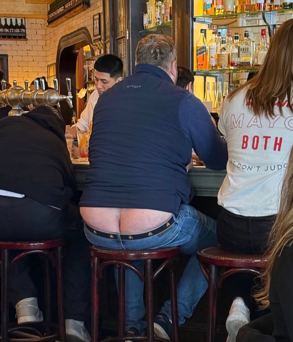 AntiCrackPolice's tweet photo. They should remove him, this is so bad for business ... No one wants to see some overweight butt crack while trying to eat and drink! https://t.co/9cumQUDUXg