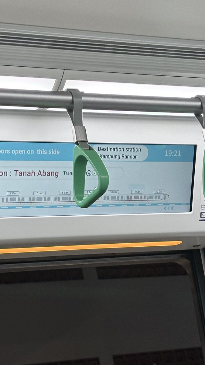 william__004's tweet photo. Lalu kereta ini. Tulisannya Kampung Bandan. Tapi dari announcer nya dibilang ke Bekasi via Pasar Senen. Selalu deh ga akurat papan namanya. Jadi bingung. Harus dengar-dengaran sama suara announcer tapi suara speaker nya suka susah didenger

@CommuterLine https://t.co/XjOT8gVqFj