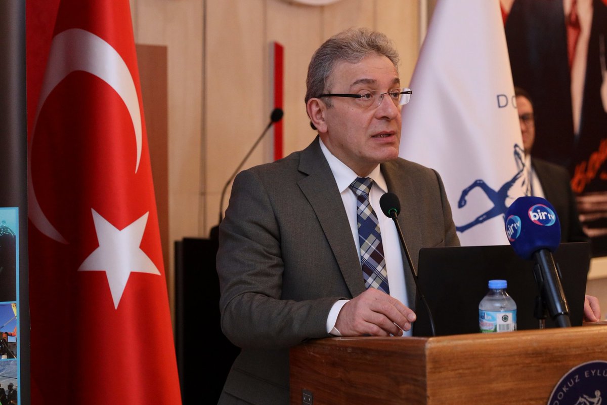 universitemDEU's tweet photo. 🌊 Dokuz Eylül Üniversitesi ev sahipliğinde düzenlenen “7. Ulusal Deniz Bilimleri Konferansı”, deniz bilimleri alanında yürütülen güncel araştırmaları ve bilimsel çalışmaları İzmir’de bir araya getirdi.

📍 “Türkiye’nin Mavi Vizyonu” temasıyla 3 gün sürecek konferansın açılış konuşması, Rektörümüz Prof. Dr. Bayram Yılmaz tarafından gerçekleştirildi. DEÜ Deniz Bilimleri ve Teknolojisi Enstitüsü Müdürü Prof. Dr. Harun Özdaş’ın yanı sıra üst yönetimimizden isimler ve akademisyenlerimiz de programa katılım sağladı.

🔬 Konferans kapsamında; deniz ekosistemleri, iklim değişikliği, deniz kirliliği, mikroplastikler, biyolojik çeşitlilik, kıyı ve deniz yönetimi, sürdürülebilir mavi ekonomi, oşinografi ve deniz teknolojileri gibi birçok başlıkta bilimsel oturumlar gerçekleştirilecek.

⚓️ Alanında uzman akademisyenleri, araştırmacıları ve sektör temsilcilerini bir araya getiren konferansta çok sayıda bildiri ve poster sunumu yapılacak.

#DokuzEylülÜniversitesi #DEÜ #DenizBilimleri #MaviVizyon #UlusalDenizBilimleriKonferansı #İzmir