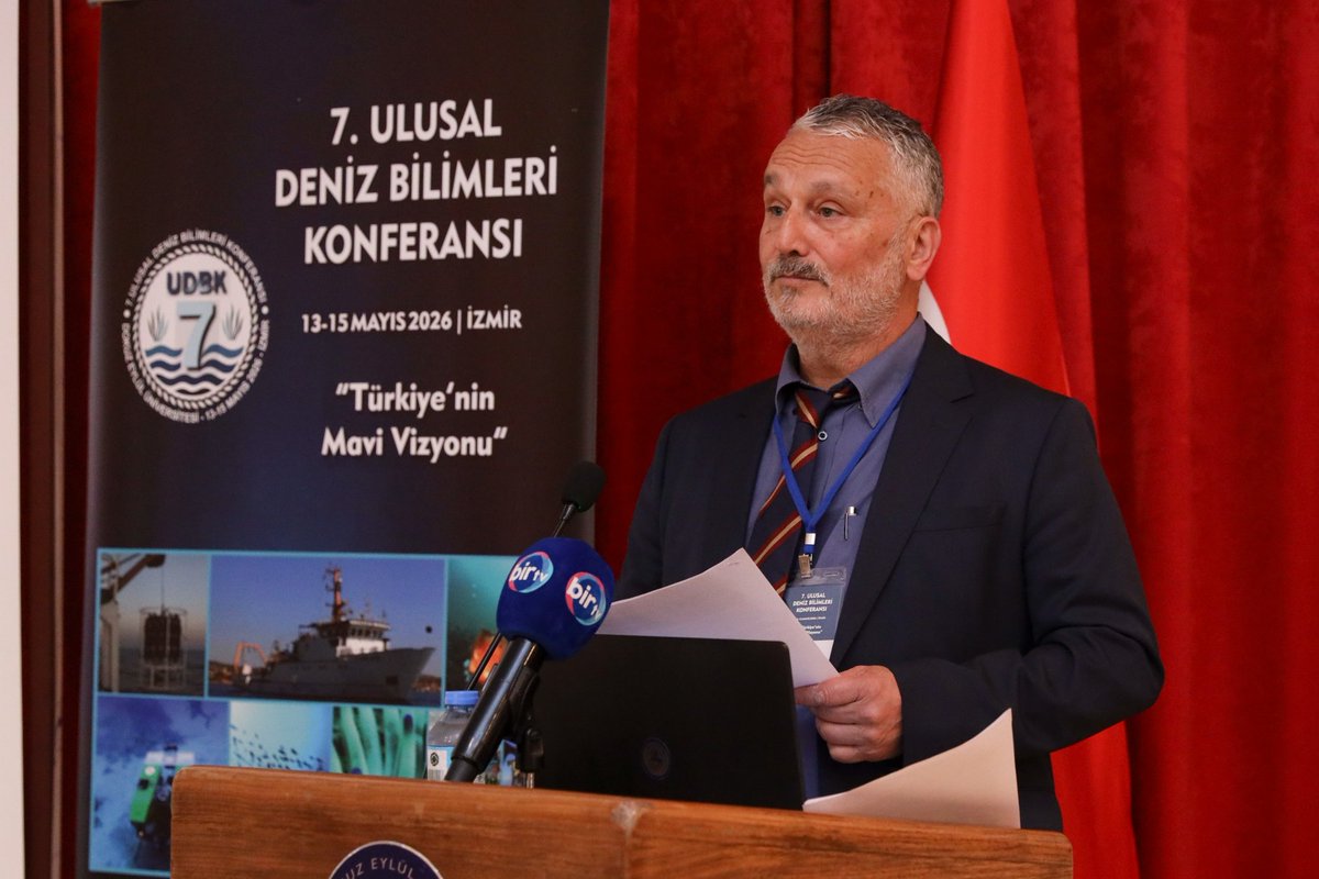 universitemDEU's tweet photo. 🌊 Dokuz Eylül Üniversitesi ev sahipliğinde düzenlenen “7. Ulusal Deniz Bilimleri Konferansı”, deniz bilimleri alanında yürütülen güncel araştırmaları ve bilimsel çalışmaları İzmir’de bir araya getirdi.

📍 “Türkiye’nin Mavi Vizyonu” temasıyla 3 gün sürecek konferansın açılış konuşması, Rektörümüz Prof. Dr. Bayram Yılmaz tarafından gerçekleştirildi. DEÜ Deniz Bilimleri ve Teknolojisi Enstitüsü Müdürü Prof. Dr. Harun Özdaş’ın yanı sıra üst yönetimimizden isimler ve akademisyenlerimiz de programa katılım sağladı.

🔬 Konferans kapsamında; deniz ekosistemleri, iklim değişikliği, deniz kirliliği, mikroplastikler, biyolojik çeşitlilik, kıyı ve deniz yönetimi, sürdürülebilir mavi ekonomi, oşinografi ve deniz teknolojileri gibi birçok başlıkta bilimsel oturumlar gerçekleştirilecek.

⚓️ Alanında uzman akademisyenleri, araştırmacıları ve sektör temsilcilerini bir araya getiren konferansta çok sayıda bildiri ve poster sunumu yapılacak.

#DokuzEylülÜniversitesi #DEÜ #DenizBilimleri #MaviVizyon #UlusalDenizBilimleriKonferansı #İzmir