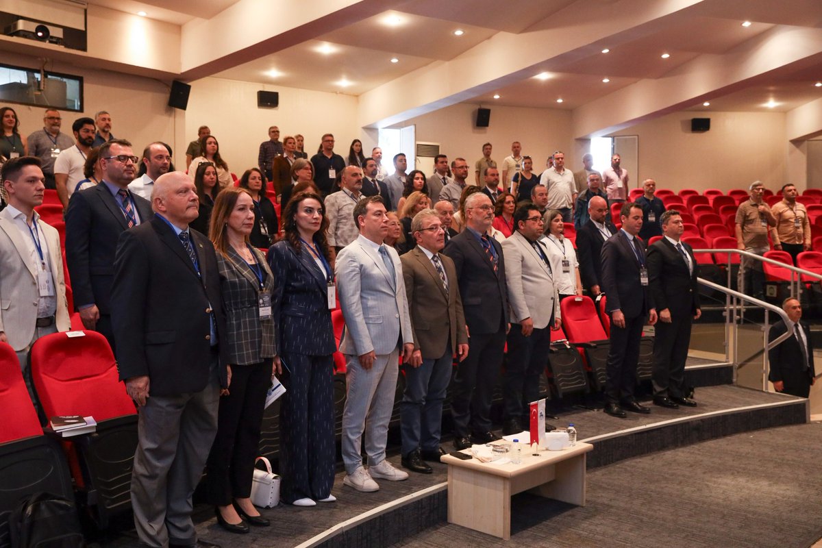 universitemDEU's tweet photo. 🌊 Dokuz Eylül Üniversitesi ev sahipliğinde düzenlenen “7. Ulusal Deniz Bilimleri Konferansı”, deniz bilimleri alanında yürütülen güncel araştırmaları ve bilimsel çalışmaları İzmir’de bir araya getirdi.

📍 “Türkiye’nin Mavi Vizyonu” temasıyla 3 gün sürecek konferansın açılış konuşması, Rektörümüz Prof. Dr. Bayram Yılmaz tarafından gerçekleştirildi. DEÜ Deniz Bilimleri ve Teknolojisi Enstitüsü Müdürü Prof. Dr. Harun Özdaş’ın yanı sıra üst yönetimimizden isimler ve akademisyenlerimiz de programa katılım sağladı.

🔬 Konferans kapsamında; deniz ekosistemleri, iklim değişikliği, deniz kirliliği, mikroplastikler, biyolojik çeşitlilik, kıyı ve deniz yönetimi, sürdürülebilir mavi ekonomi, oşinografi ve deniz teknolojileri gibi birçok başlıkta bilimsel oturumlar gerçekleştirilecek.

⚓️ Alanında uzman akademisyenleri, araştırmacıları ve sektör temsilcilerini bir araya getiren konferansta çok sayıda bildiri ve poster sunumu yapılacak.

#DokuzEylülÜniversitesi #DEÜ #DenizBilimleri #MaviVizyon #UlusalDenizBilimleriKonferansı #İzmir