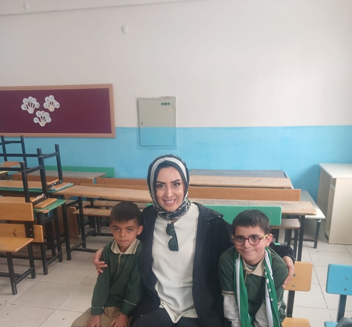12BMSD's tweet photo. 📍Her Yerde Varım” Projesiyle Bu Kez Alatepe Köyündeydik

Bingöl Mesleki Eğitim Merkezi öncülüğünde yürütülen “Her Yerde Varım” projesi kapsamında bugün Alatepe Köyü İlköğretim Okulu ziyaret edildi.

Bingöl Memleket Sevdalıları Derneği Kadın Komisyon Başkanımız Filiz Başbuğ’un da destek verdiği projede, Bingöl Mesleki Eğitim Merkezi Güzellik ve Saç Bakım Hizmetleri Bölümü Erkek Kuaförlüğü öğrencileri tarafından okuldaki erkek öğrencilerin kişisel bakım ve saç tıraşları gerçekleştirildi.

Çocuklarımızın yüzündeki tebessüm ve mutluluk görülmeye değerdi.
Bir çocuğun yüzünde oluşan gülümseme, yapılan emeğin en güzel karşılığı oldu.
Bu anlamlı projede emeği geçen;
MESEM Müdürü Sayın Hatip YOLCU’ya,
Güzellik Öğretmeni ve Kadın Komisyon Başkanımız Filiz BAŞBUĞ ile Hasan TUAÇ’a,
12. sınıf Erkek Kuaförlüğü öğrencilerine teşekkür ederiz.
İyiliğin, dayanışmanın ve gönüllere dokunmanın olduğu her yerde olmaya devam edeceğiz.

Bingöl memleket sevdalılar dernek yönetimi
@_cevdetyilmaz @celikcahit