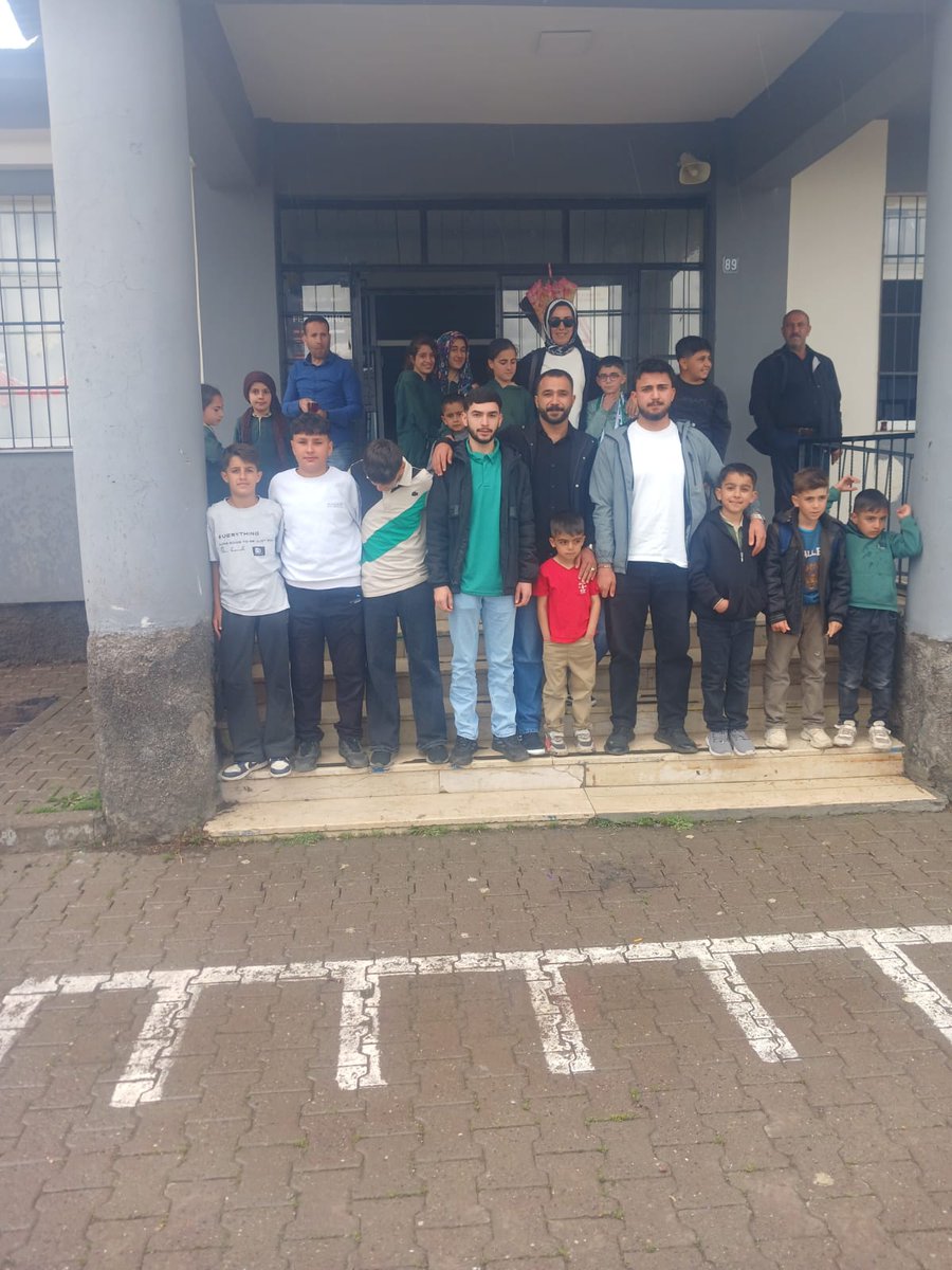 12BMSD's tweet photo. 📍Her Yerde Varım” Projesiyle Bu Kez Alatepe Köyündeydik

Bingöl Mesleki Eğitim Merkezi öncülüğünde yürütülen “Her Yerde Varım” projesi kapsamında bugün Alatepe Köyü İlköğretim Okulu ziyaret edildi.

Bingöl Memleket Sevdalıları Derneği Kadın Komisyon Başkanımız Filiz Başbuğ’un da destek verdiği projede, Bingöl Mesleki Eğitim Merkezi Güzellik ve Saç Bakım Hizmetleri Bölümü Erkek Kuaförlüğü öğrencileri tarafından okuldaki erkek öğrencilerin kişisel bakım ve saç tıraşları gerçekleştirildi.

Çocuklarımızın yüzündeki tebessüm ve mutluluk görülmeye değerdi.
Bir çocuğun yüzünde oluşan gülümseme, yapılan emeğin en güzel karşılığı oldu.
Bu anlamlı projede emeği geçen;
MESEM Müdürü Sayın Hatip YOLCU’ya,
Güzellik Öğretmeni ve Kadın Komisyon Başkanımız Filiz BAŞBUĞ ile Hasan TUAÇ’a,
12. sınıf Erkek Kuaförlüğü öğrencilerine teşekkür ederiz.
İyiliğin, dayanışmanın ve gönüllere dokunmanın olduğu her yerde olmaya devam edeceğiz.

Bingöl memleket sevdalılar dernek yönetimi
@_cevdetyilmaz @celikcahit