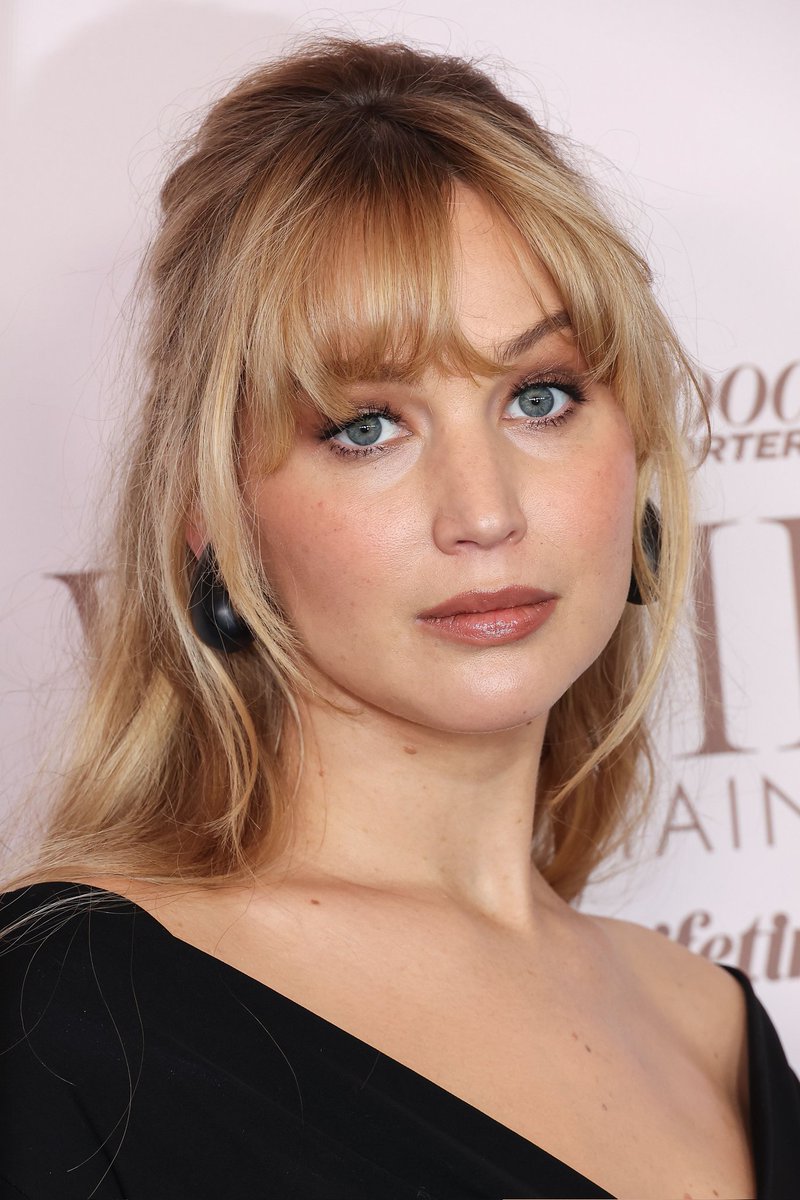 PopCineMedia's tweet photo. Jennifer Lawrence's glamorous gala bangs. https://t.co/KSQHCviszP