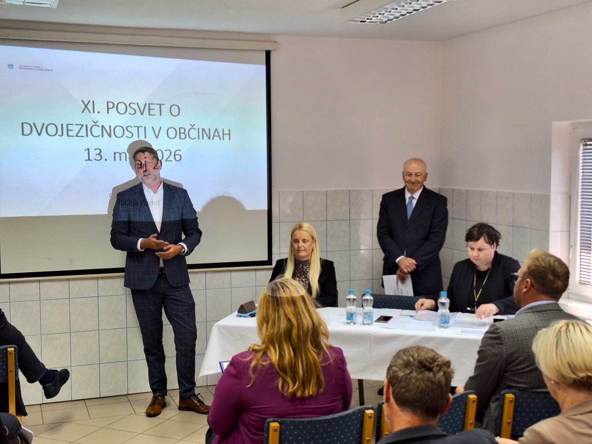 mju_RS's tweet photo. [TEREN] Občina Hodoš je gostila 11. posvet o dvojezičnosti v 🇸🇮 občinah. Na #MJU si prizadevamo za dosledno uresničevanje dvojezičnosti v 9 občinah z 🇮🇹 in 🇭🇺 narodno skupnostjo. Več: https://t.co/8Ovb6GGdyL @vladaRS https://t.co/3wwDfoVpnU