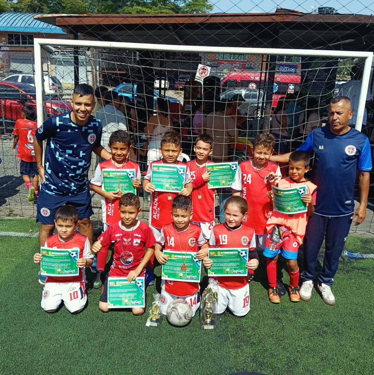ClubAcademiaFC's tweet photo. ¡Orgullo Academia! ❤️💙

Nuestra categoría 2018-2019 logró un gran cuarto puesto en la Copa Chiquiliga 🏆👏 y además celebramos que Ever Santiago Peralta fue el goleador del torneo ⚽🔥 https://t.co/WUMKRsb26S