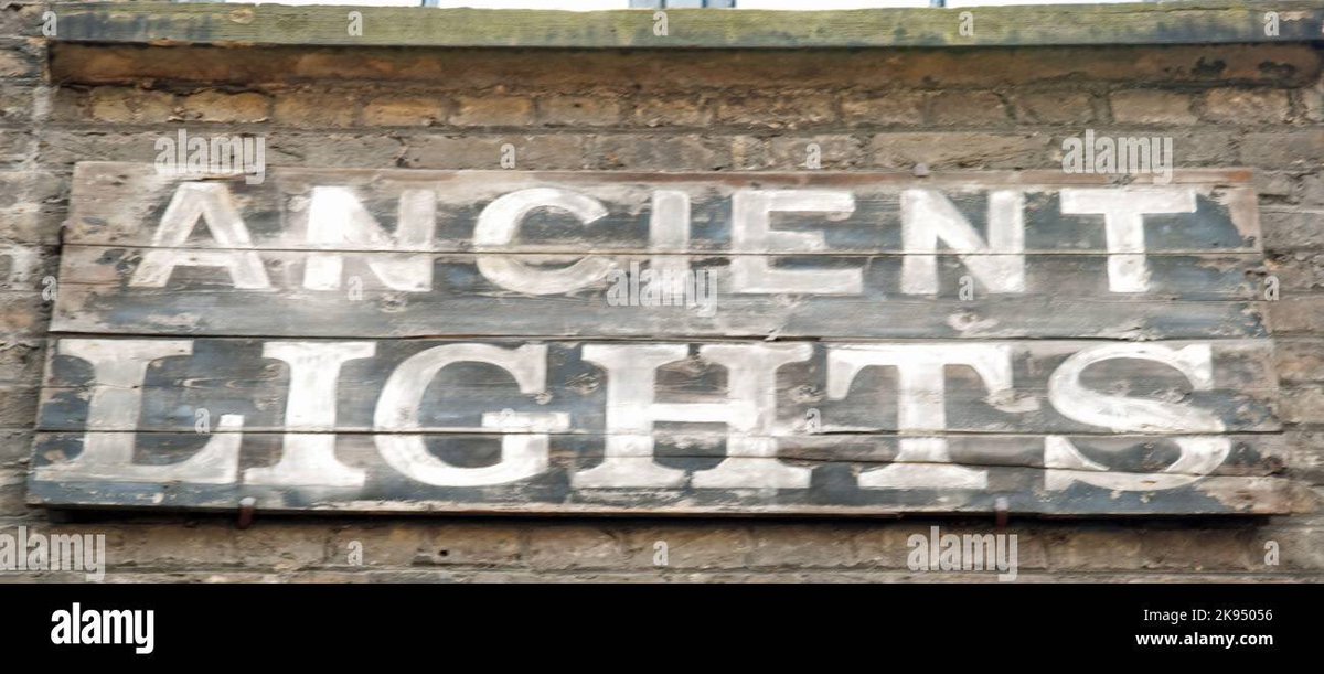 bilio_muydunuz's tweet photo. 🏛️ İngiltere’nin 300 yıllık gizli gücü:       “Ancient Lights”

Bir pencereden 20 yıl boyunca kesintisiz gün ışığı giriyorsa… o ışık artık o evin yasal hakkıdır!

Londra’nın daracık tarihi sokaklarında üzerinde  “Ancient Lights” tabelaları görebilirsiniz. Pencerelerin altında asılı küçük tabelalar, “Buraya dokunma, ışığım kutsal!” der gibi durur.

Bu hak, 1832 Prescription Act ile resmileşti ama temeli 1663’e, hatta daha eskiye dayanıyor.
Modern dev binaların yükseldiği bir çağda, 17. yüzyıldan kalan bu kural hâlâ mimarları ve yatırımcıları zorluyor. Çünkü İngiliz hukuku “Işık, sadece aydınlık değil… yaşam kalitesidir” diyor.
Ne olursanız olun, bu hakki elde etmiş bir evin ışığını kesecek bir bina dikemezsiniz.

Komşunuz yeni bir bina dikip ışığınızı kesecek olsa, mahkemeye verip durdurabilirsiniz. 

🌟 Karanlık bir dairede yaşamak istemeyen herkesin hayran kalacağı bir yasa!