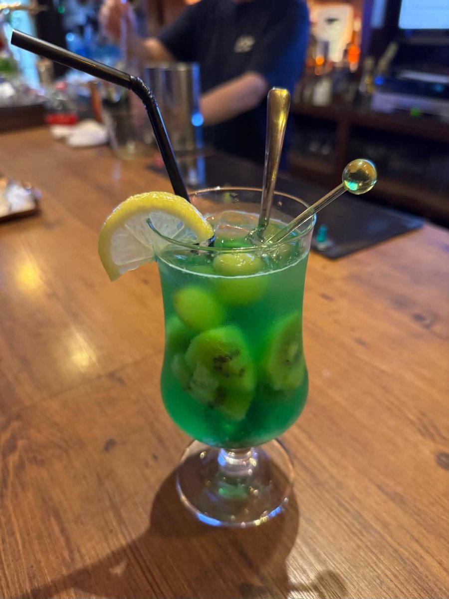 InfoGmu's tweet photo. 武田羽瑠オリジナルドリンクが販売開始✨
ドリンク名は「ハピハピハッピー💚」

ホワイトラムに
レモンをしぼったメロン味のソーダがベース、キウイとシャインマスカットでグリーンの色の果物を
たくさん味わえるカクテルです。

ノンアルコールもございます。
ラム酒抜きで味を整えます。

¥1,200（税込）

ハートビートさんでオーダー出来ます♪
〒030-0802 青森県青森市本町５丁目４−２０ サンオービル
https://t.co/9tleaZCsVD

#GMU青森 #青森市観光大使 #青森アイドル  #青森タレント #アオプロ #芸能プロダクション