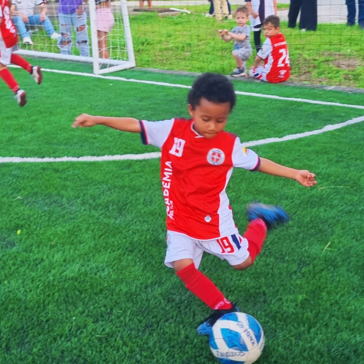 ClubAcademiaFC's tweet photo. Nuestros pequeños de la categoría 2018-2019 vivieron una jornada llena de alegría, aprendizaje, goles y muchas emociones durante el Mundialito realizado en las canchas sintéticas del parque Sikuani. ⚽✨ https://t.co/sq3nhfhPpY