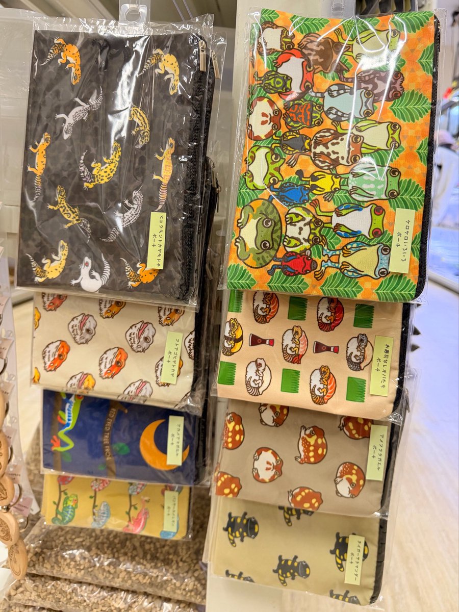 arimaru_shoten's tweet photo. 爬虫類倶楽部中野店さんにグッツたちドカーンと納品してきました🎁🦎
売り切れ多数でびっくり！ありがとうございます🫶
今回から🆕アクキーやパスケースなどもコーナーに仲間入りしてます
来週からはハチクラ30周年祭も始まるそうです🎊㊗️めでたい！
ご来店の際は是非！
#爬虫類倶楽部 #ハチクラ https://t.co/ykT1DQ0lCN
