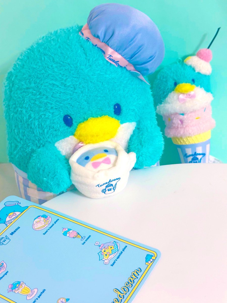 pasta_615's tweet photo. 魅力的なメニューに、
"次は何を頼もうかなぁ〜"なんて悩んでいたら、

「お待たせいたしましたぁ〜！
ボクのラテだよっ！☕️」

って言いながらぷるぷる慎重にテーブルに持ってきてくれる世界線尊すぎる…♡

本当にタキシードサムくんのカフェがあったらいいのに🎀

#タキシードサムはいいぞ https://t.co/x64IwrifE0