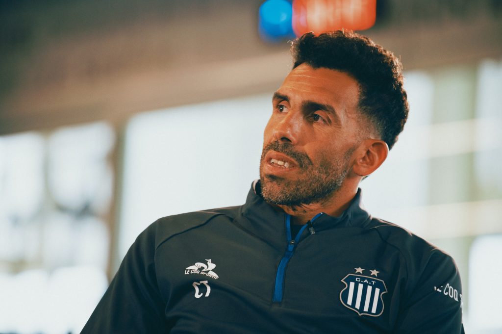 davidpaszucki's tweet photo. #Talleres | OCURRE AHORA: TÉVEZ DEJA SU CARGO EN TALLERES 

Carlos Tévez y su Cuerpo Técnico se despiden del plantel en el CARD. https://t.co/O7q0usQusl