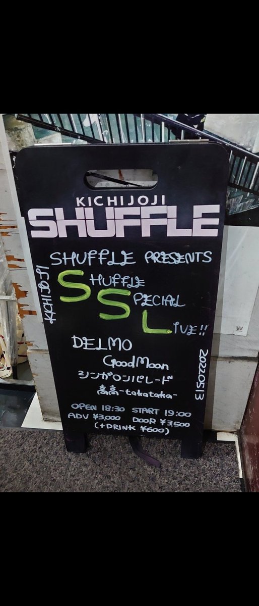 KL24nGtnOySgSSb's tweet photo. この出会った日の今頃…
ライブが終わって
ドキドキしながら物販でCD買って
初めてのサイン貰ったなぁ…
出会えてよかったと今年も振り返ってます🥹
これからもたくさんのカッコいいライブをみせてね🌙🌙
#GoodMoon
#勝手に記念日 https://t.co/afHbUDufh4