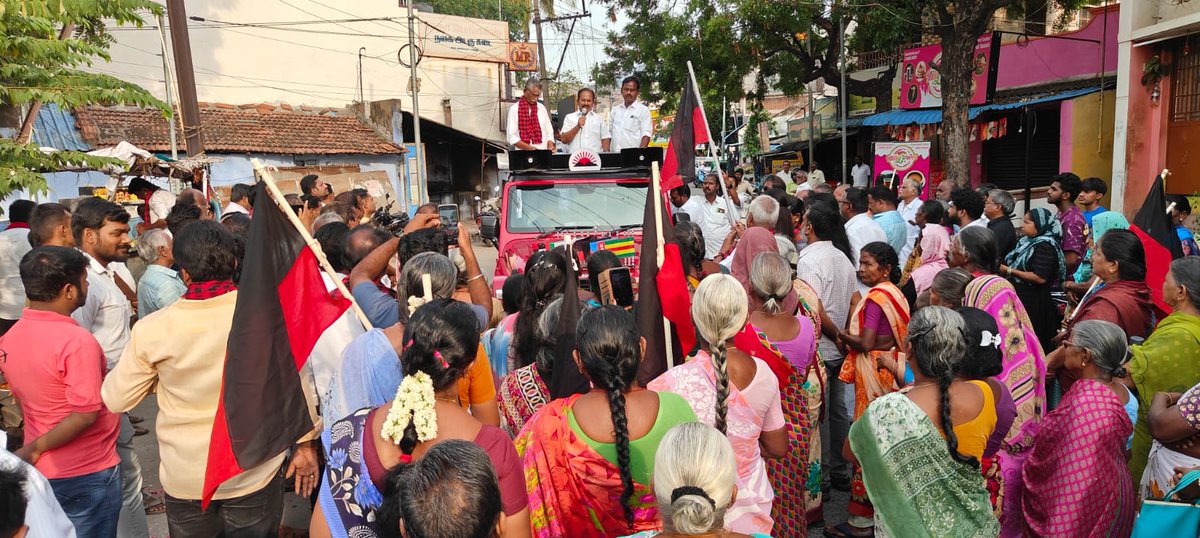 SalemRRajendran's tweet photo. கழக தலைவர் @mkstalin அவர்களின் வழிகாட்டுதலின்படி, 
சேலம் வடக்கு சட்டமன்ற தொகுதியில் #உதயசூரியன் சின்னத்தில் போட்டியிட்ட எனக்கு வாக்களித்த 34ஆவது வட்டத்தை சேர்ந்த வாக்காள பெருமக்களை ஜோதி தி��ையரங்கு முன்பு நேரில் சந்தித்து நன்றி தெரிவித்தேன்.
இந்நிகழ்வில் கழக நிர்வாகிகள்,கழக உடன்பிறப்புகள் கலந்து கொண்டனர்.