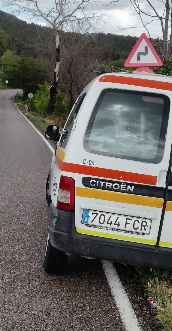 PChiloeches01's tweet photo. 🔶️🔷️🔶️ Ayer por la  mañana  recibimos un aviso @112clm indicando de la presencia de un mastin 🐶 en la CM2004.
 desplazamos una unidad 🚙 + 🦺🦺
Tras realizar varios recorridos en la zona del aviso no encontramos al perro . https://t.co/wQbW4czvpp