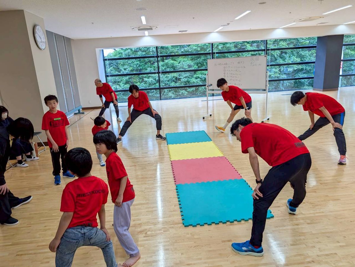 press_rikujo's tweet photo. 本日今年度第2回目のふれあい教室を神奈川県立スポーツセンターで行いました🏃‍♂️
本日は非常に子供たちの上達を感じる1日となりました👍
次回は6月24日を予定しております。
また子供たちとふれあう事を楽しみにしています‼️ https://t.co/zsX2DyFWUr