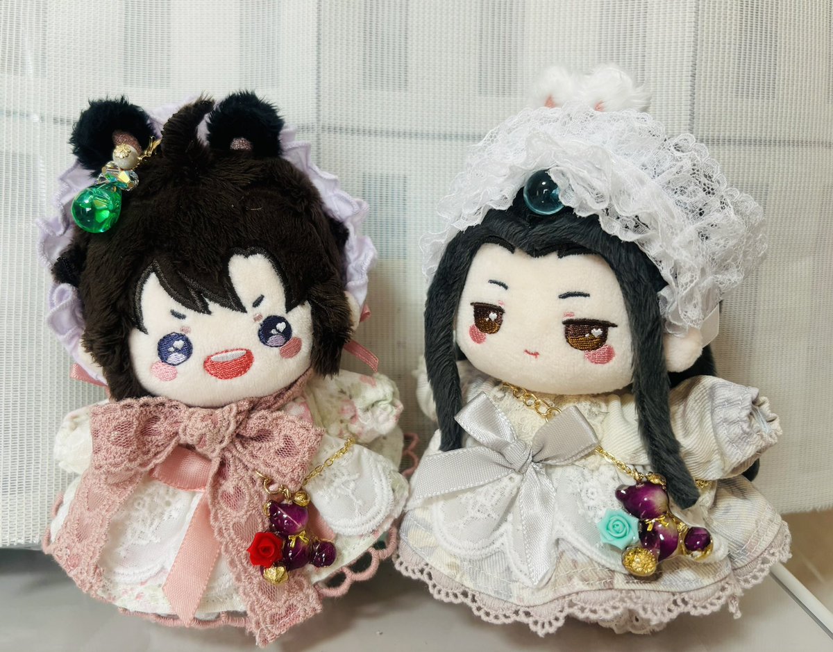 ayase2403's tweet photo. 10cm忘羨の新しいお洋服や小物を新しくお迎えしたので、昨日は皆揃ってお着替え🎶
洋服センス皆無だけれど、忘羨の愛らしさと素敵なお洋服のおかげで、結構可愛くできたかも?と自分的には満足😊 https://t.co/UWbTlXKIqc