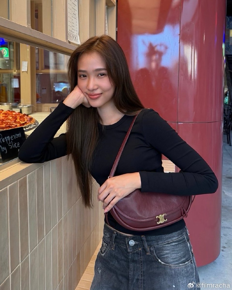 bella tweet media